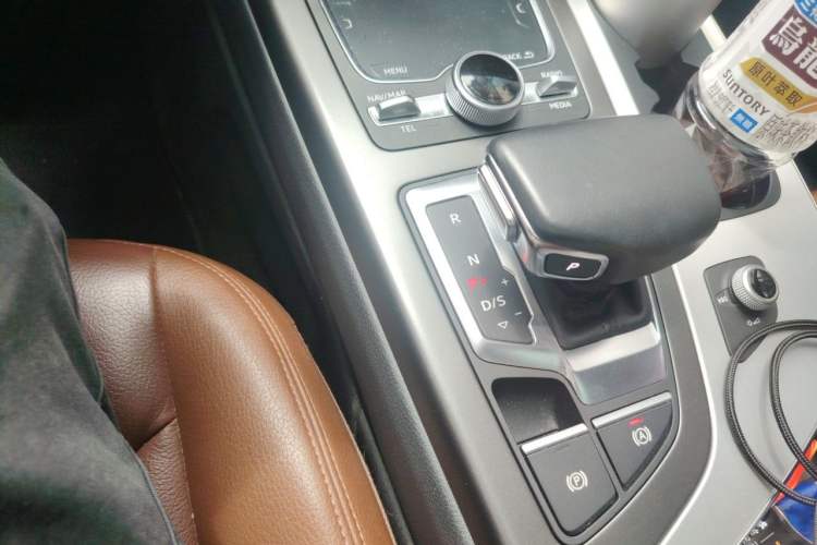 Used Audi Q7 2018 40 TFSI Comfort Model Gear Lever