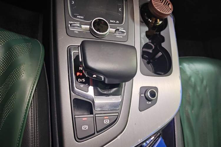 Used Audi Q7 2018 40 TFSI Comfort Model Gear Lever