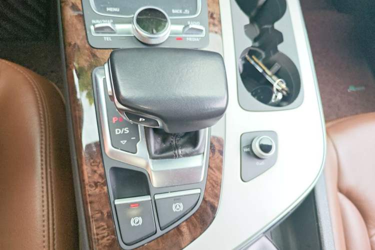 Used Audi Q7 2018 45 TFSI Technology Edition Gear Lever