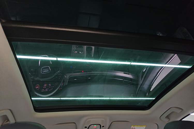 Used Audi Q7 2018 40 TFSI Comfort Model Headliner