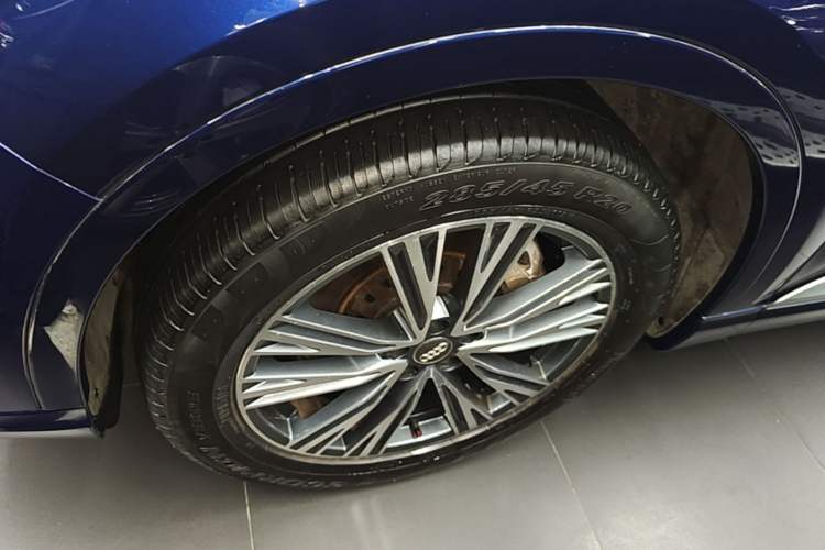 Used Audi Q7 2018 40 TFSI Comfort Model Left Front Wheel Hub