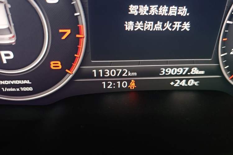 Used Audi Q7 2018 40 TFSI Comfort Model Odometer Close Up