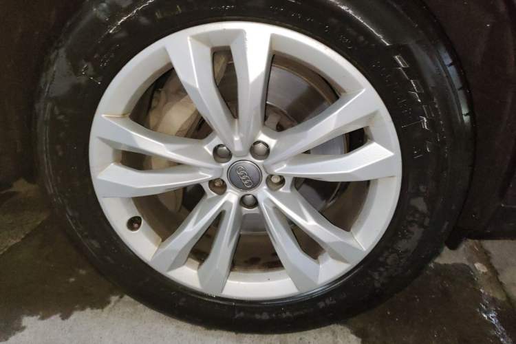 Used Audi Q7 2018 40 TFSI Comfort Model Right Front Wheel Hub