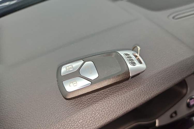 Used Audi Q7 2018 40 TFSI Comfort Model Vehicle Key