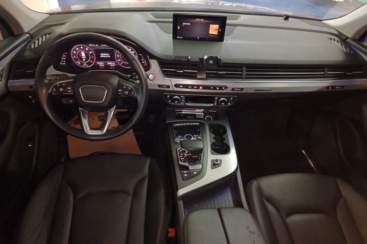 Used Audi Q7 2018 40 TFSI Comfort Model Center Console