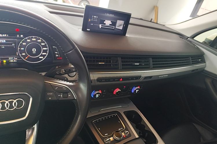 Used Audi Q7 2018 40 TFSI Comfort Model Center Console