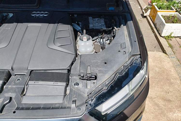 Used Audi Q7 2018 40 TFSI Comfort Model Engine Bay Left