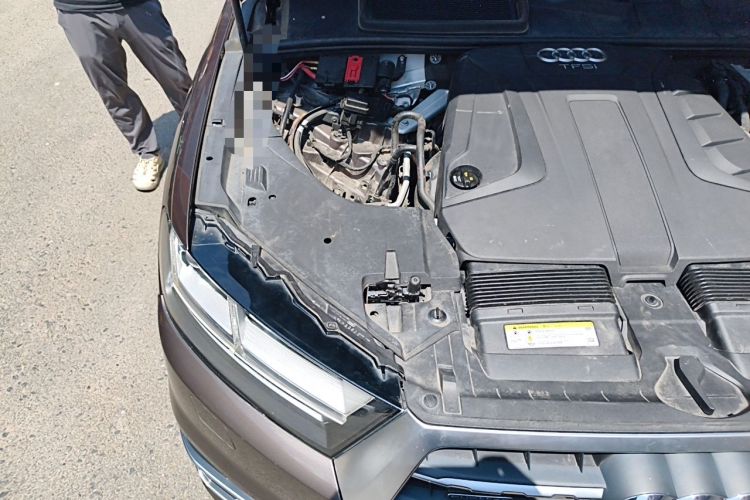 Used Audi Q7 2018 40 TFSI Comfort Model Engine Bay Right