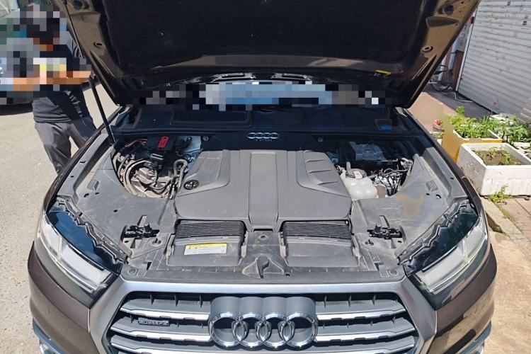 Used Audi Q7 2018 40 TFSI Comfort Model Engine Bay