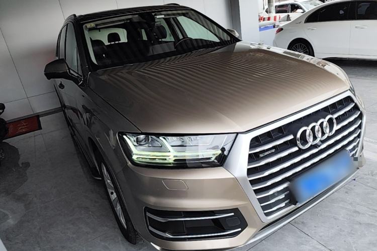 Used Audi Q7 2018 40 TFSI Comfort Model Front Right 45 Deg