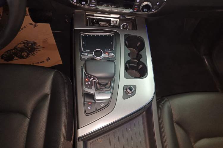 Used Audi Q7 2018 40 TFSI Comfort Model Gear Lever