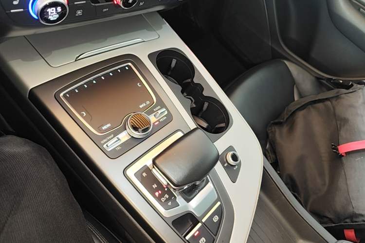Used Audi Q7 2018 40 TFSI Comfort Model Gear Lever