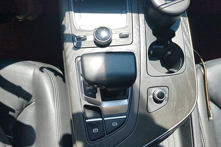 Used Audi Q7 2018 40 TFSI Comfort Model Gear Lever