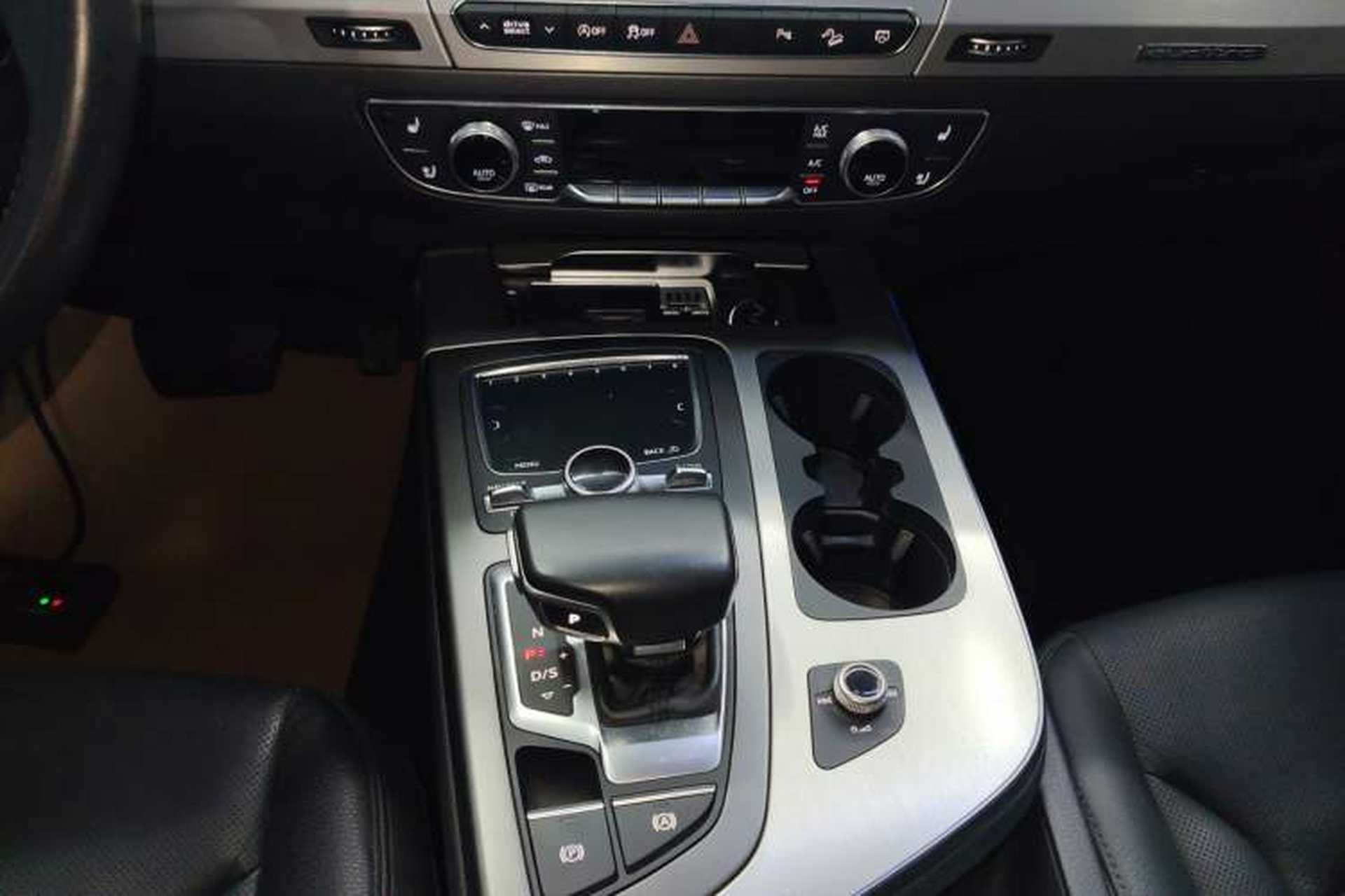 Used Audi Q7 2018 40 TFSI Comfort Model Gear Lever