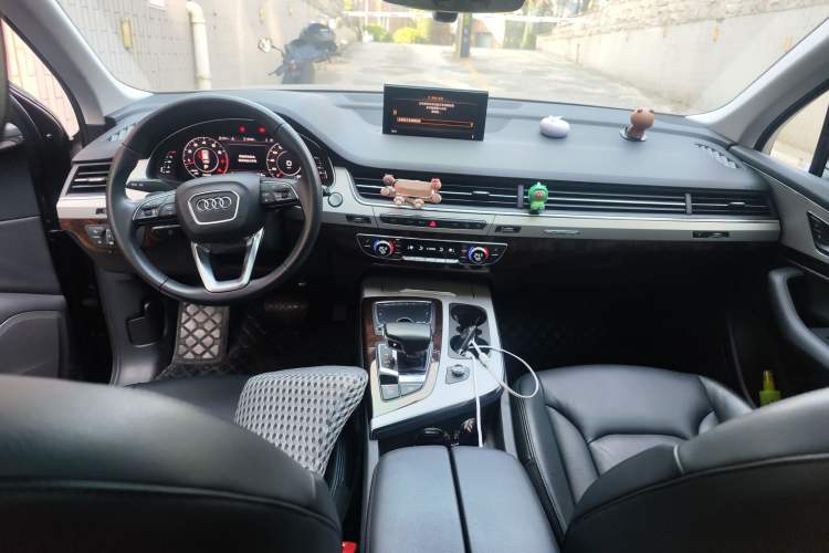 Used Audi Q7 2018 45 TFSI S line Sport Edition Interior 2