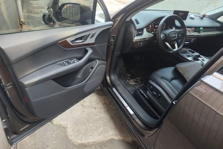 Used Audi Q7 2018 45 TFSI S line Sport Edition Interior 3