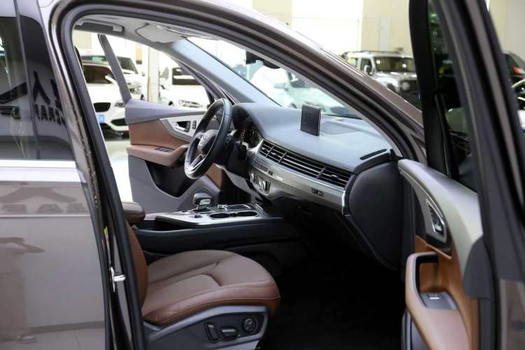 Used Audi Q7 2018 40 TFSI Comfort Model Interior 8