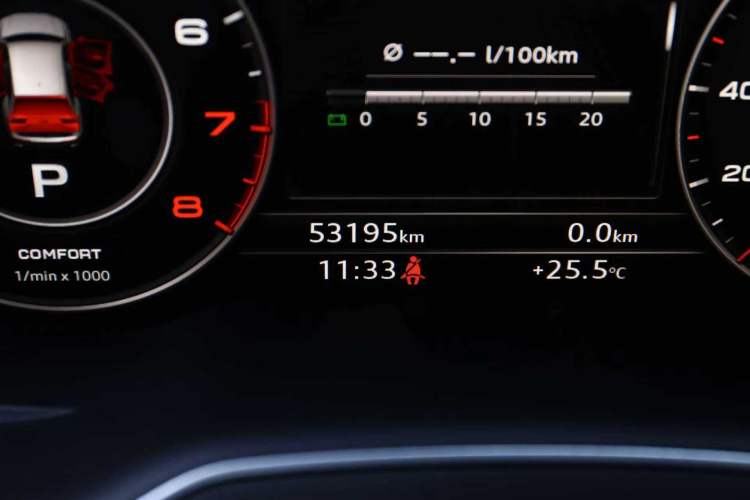 Used Audi Q7 2018 40 TFSI Comfort Model Odometer Close Up