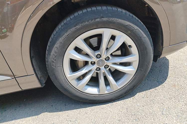 Used Audi Q7 2018 40 TFSI Comfort Model Right Front Wheel Hub