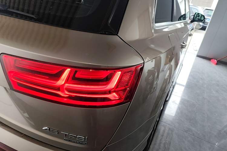 Used Audi Q7 2018 40 TFSI Comfort Model Right Rear Taillight