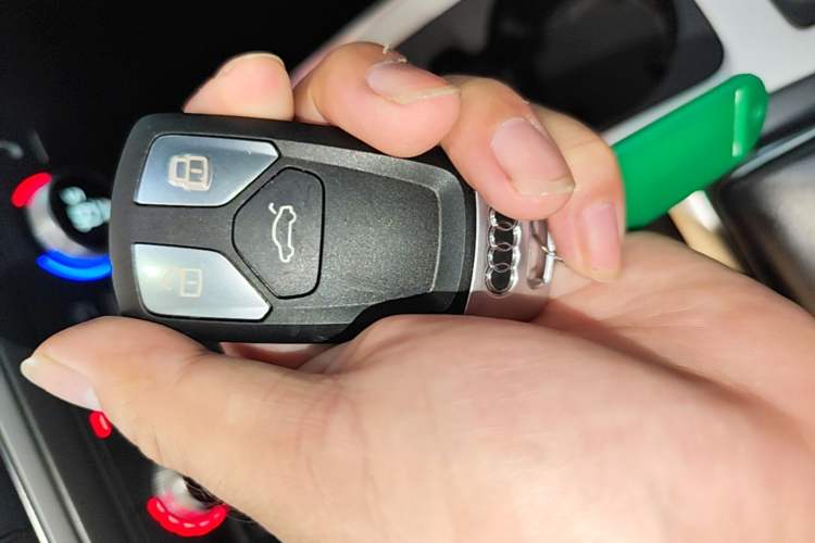 Used Audi Q7 2018 40 TFSI Comfort Model Vehicle Key