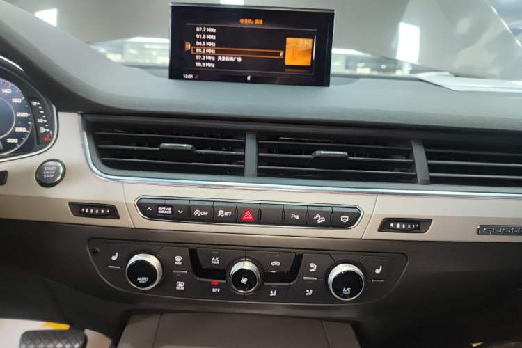 Used Audi Q7 2018 45 TFSI Technology Edition Audio And AC Panel