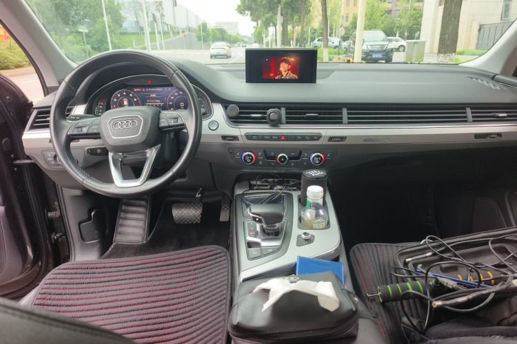 Used Audi Q7 2018 40 TFSI Comfort Model Center Console