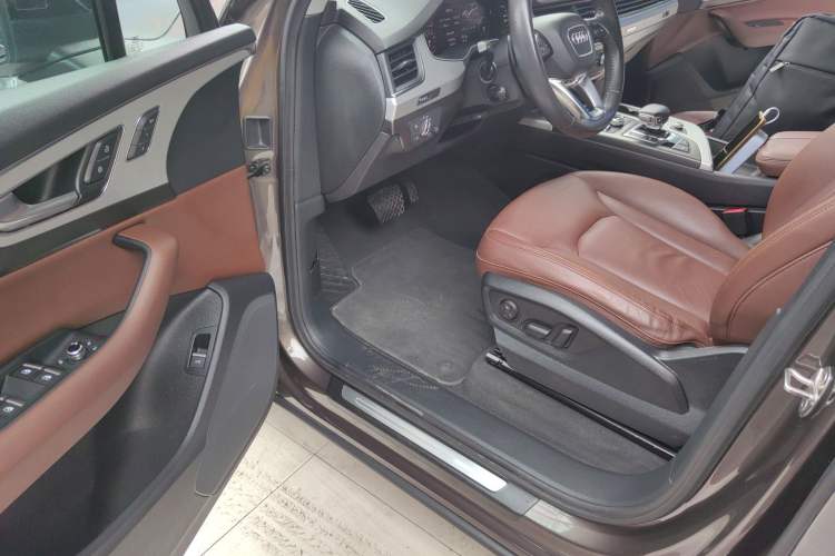 Used Audi Q7 2018 45 TFSI Technology Edition Driver Seat