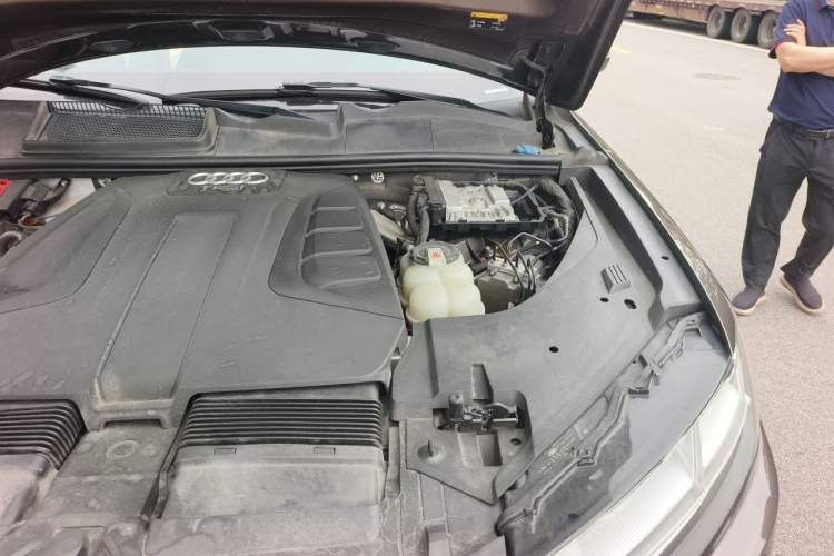 Used Audi Q7 2018 40 TFSI Comfort Model Engine Bay Left