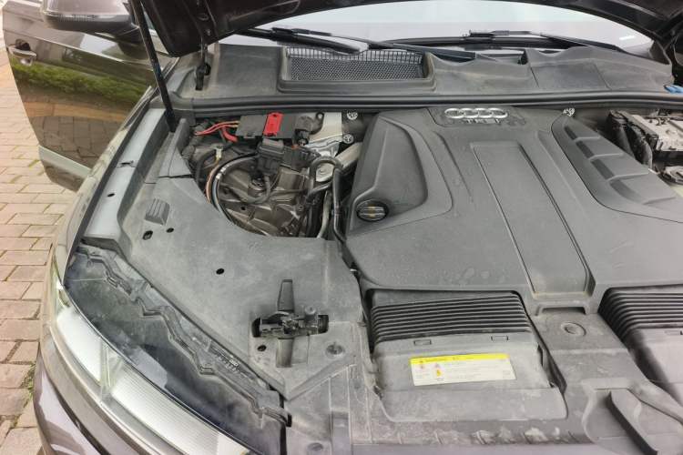 Used Audi Q7 2018 40 TFSI Comfort Model Engine Bay Right