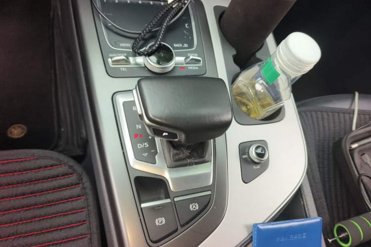 Used Audi Q7 2018 40 TFSI Comfort Model Gear Lever