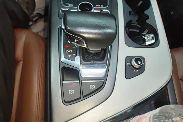 Used Audi Q7 2018 45 TFSI Technology Edition Gear Lever