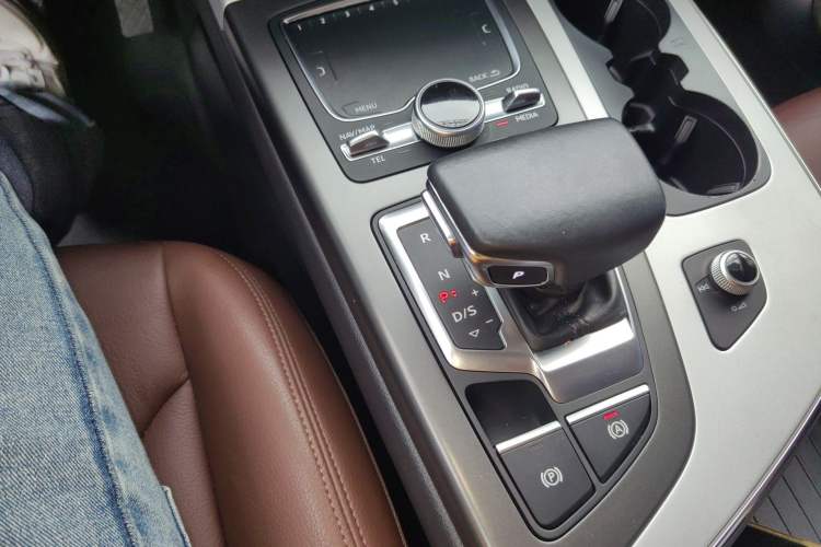 Used Audi Q7 2018 45 TFSI Technology Edition Gear Lever