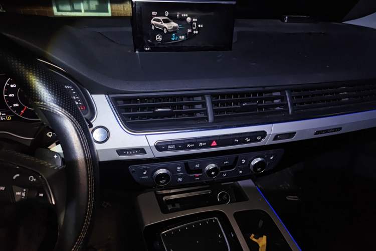 Used Audi Q7 2018 45 TFSI Technology Edition Audio And AC Panel