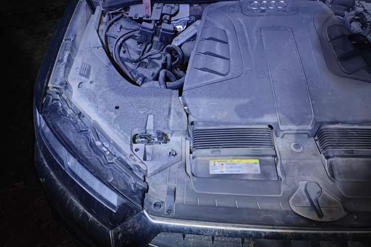 Used Audi Q7 2018 45 TFSI Technology Edition Engine Bay Right