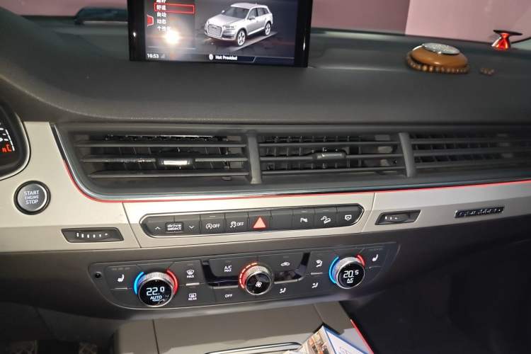 Used Audi Q7 2018 40 TFSI Comfort Model Audio And AC Panel