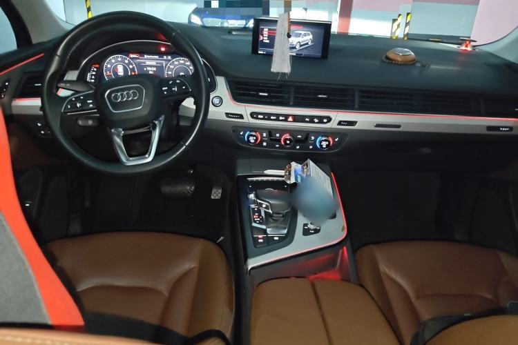 Used Audi Q7 2018 40 TFSI Comfort Model Center Console
