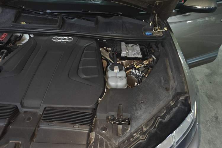Used Audi Q7 2018 40 TFSI Comfort Model Engine Bay Left