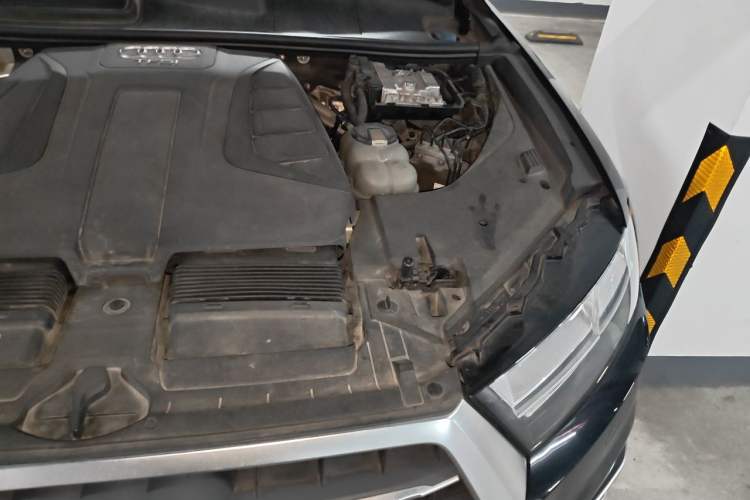 Used Audi Q7 2018 40 TFSI Comfort Model Engine Bay Left
