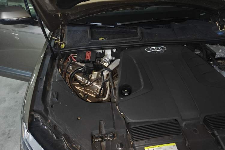 Used Audi Q7 2018 40 TFSI Comfort Model Engine Bay Right