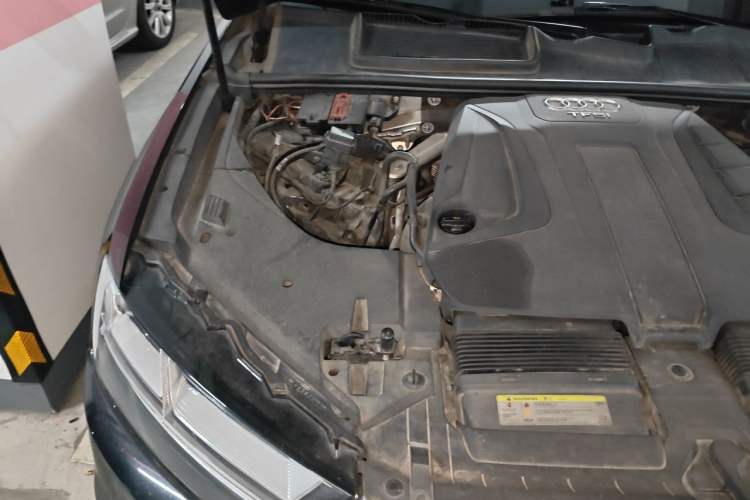 Used Audi Q7 2018 40 TFSI Comfort Model Engine Bay Right