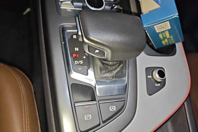 Used Audi Q7 2018 40 TFSI Comfort Model Gear Lever