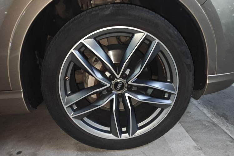 Used Audi Q7 2018 40 TFSI Comfort Model Right Front Wheel Hub