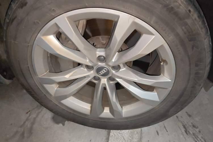Used Audi Q7 2018 40 TFSI Comfort Model Right Front Wheel Hub