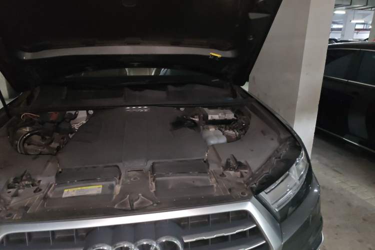 Used Audi Q7 2018 45 TFSI Technology Edition Engine Bay Left