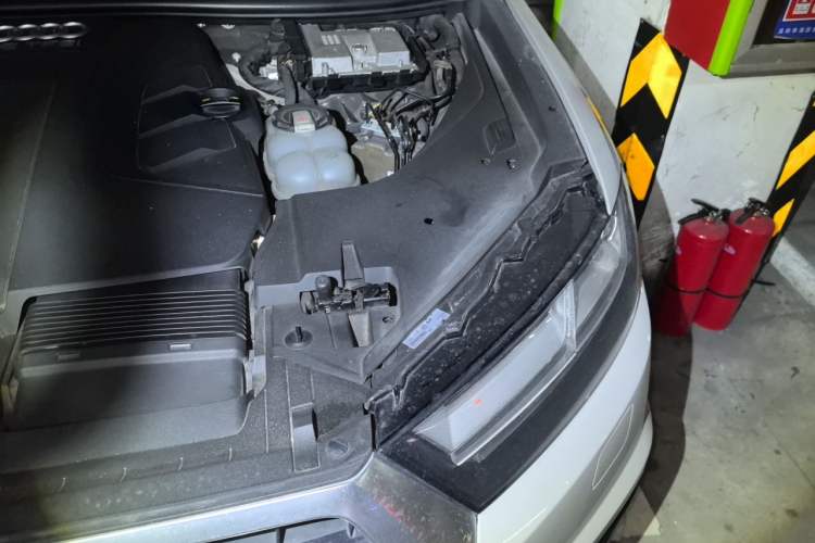 Used Audi Q7 2018 45 TFSI Technology Edition Engine Bay Left
