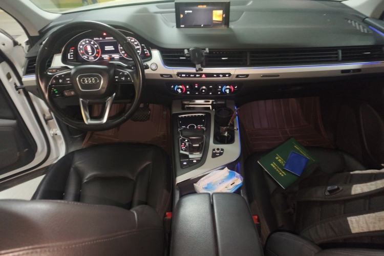 Used Audi Q7 2018 40 TFSI Comfort Model Center Console