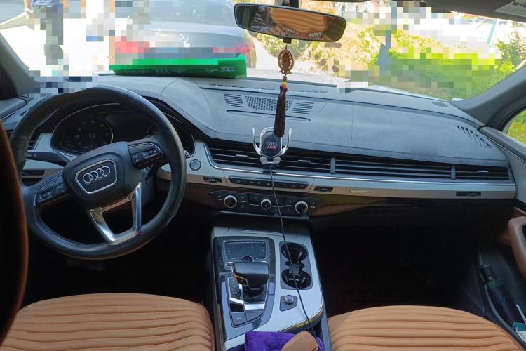 Used Audi Q7  Center Console