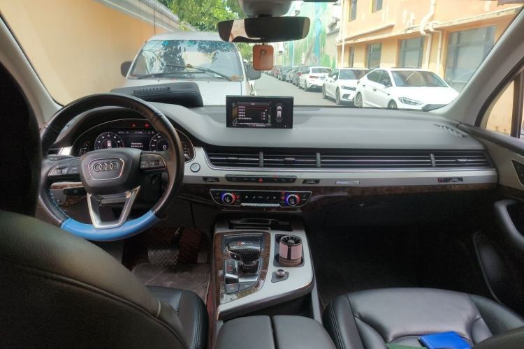 Used Audi Q7 2018 45 TFSI Technology Edition Center Console