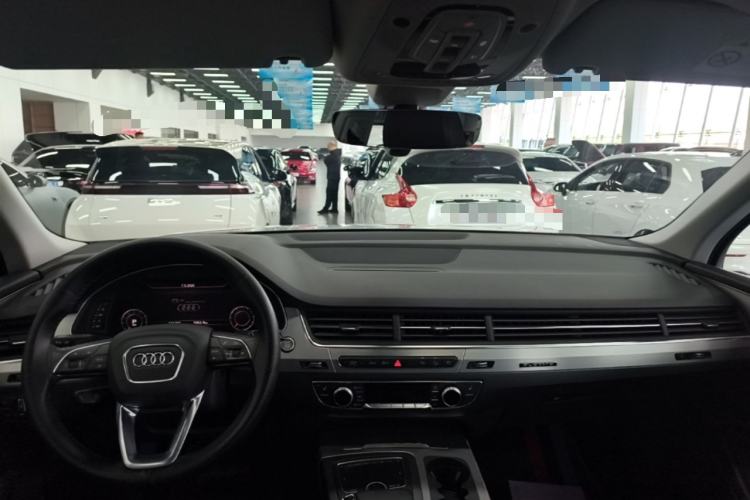 Used Audi Q7 2018 40 TFSI Comfort Model Center Console